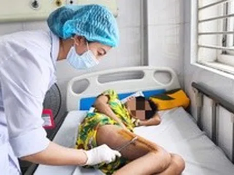 Bé trai 11 tuổi suýt mất chân vì 1 loại vi khuẩn được ví là "sát thủ vô hình" thường cư trú tự nhiên trên da và khoang mũi