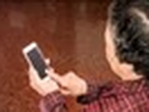 Gen Z cố gắng 'cai nghiện' smartphone, U60 lại đổ đi xô học AI: Cuộc đảo ngôi công nghệ gây bất ngờ năm 2026
