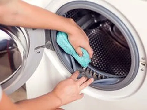 Cách khử mùi ẩm mốc trong lồng máy giặt