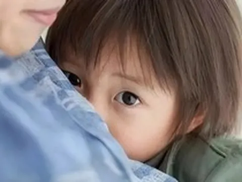 Khảo sát phát hiện: Một hành động ở nhà của rất nhiều cha mẹ đang vô tình khiến con cái ngày càng tự ti, nhạy cảm!