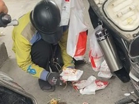 Nam shipper ngồi nhặt từng cọng mì giữa trưa nắng sau va chạm, hành động chủ quán xứng đáng được tuyên dương