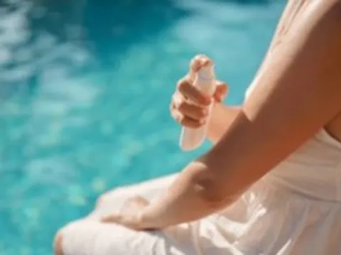 Hít phải xịt chống nắng của mẹ, bé 5 tuổi bị tổn thương phổi