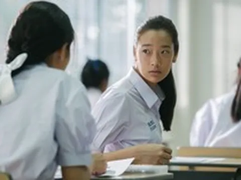 Trung Quốc: Thấy thí sinh cứ nhìn chằm chằm vào cục tẩy trên bàn, giám thị liền kiểm tra, bất ngờ phát hiện đường dây gian lận tinh vi!