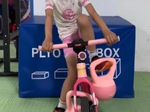 Những hình ảnh đang khiến cư dân mạng bức xúc: Chỉ vì ham hố thành tích mà cha mẹ nỡ "hành" con cỡ này!