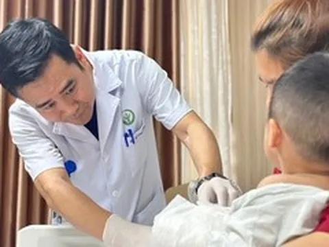 Bé 22 tháng suýt mất bàn tay vì máy dập cốc, bác sĩ nối thành công sau 5 giờ
