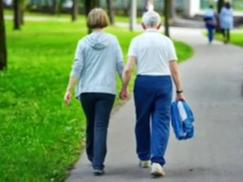 Sau tuổi 50, nên đi bộ bao nhiêu phút mỗi ngày để duy trì sức khỏe?