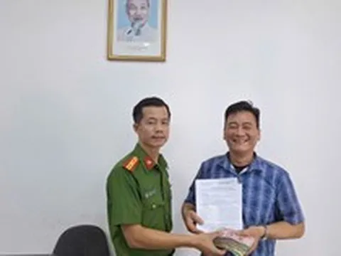 Tài khoản bất ngờ nhận 137,763 triệu đồng lúc 23h45, chàng trai ở Hàn Quốc lập tức gọi về Việt Nam: Người cha rút toàn bộ tiền mặt giao cho công an