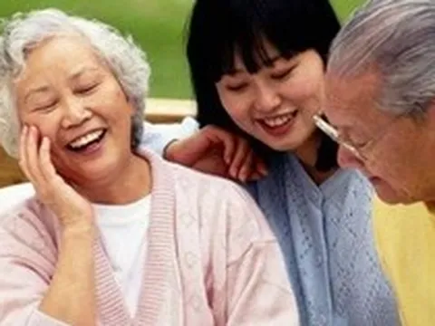 Khi con chủ động gửi tiền, cha mẹ thông minh không bao giờ nói: "Thôi con giữ lấy mà dùng" mà sẽ xử lý cực khéo như này!