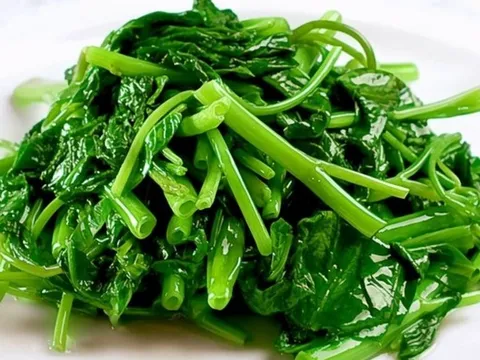 Luộc rau muống tưởng dễ mà khó: Ghi nhớ 5 mẹo để rau xanh giòn, giữ trọn dinh dưỡng