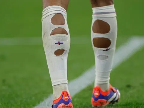 Vì sao nhiều cầu thủ World Cup lại mang tất "thủng lỗ chỗ"?
