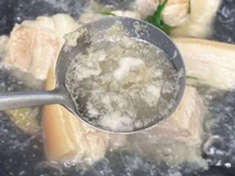 Bọt váng khi luộc thịt càng nhiều "càng độc"? Chuyên gia giải đáp