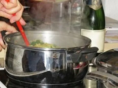 Thức ăn chớm hỏng hâm nóng lại có trở nên an toàn?