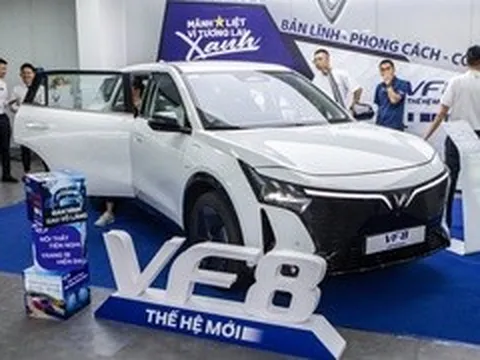 VF 8 thế hệ mới 'chiếm spotlight' khi xuất hiện tại các đại lý