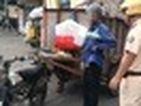 Nhiều xe máy kéo theo thùng chở rác bị CSGT TPHCM xử lý