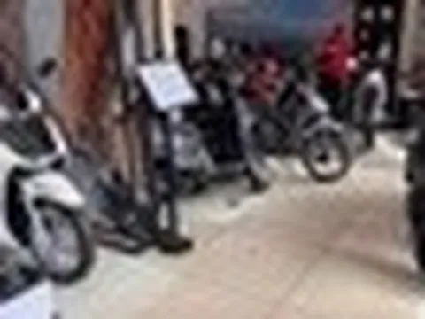 Xe máy đồng loạt giảm giá để kích cầu