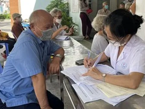 Người cao tuổi được khám sức khỏe định kỳ miễn phí ít nhất mỗi năm một lần