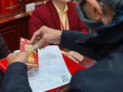 Giá vàng rung lắc, nhà đầu tư có nên mua?