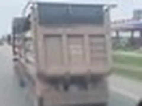 Xe đầu kéo đánh võng trên đường, tài xế bị phạt đến 50 triệu đồng