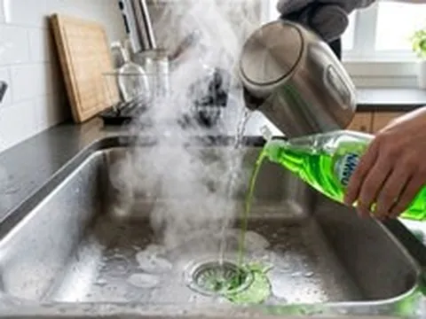 Cách thông tắc bồn rửa bát bị nghẽn do dầu mỡ