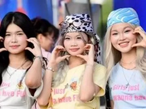 Hàng nghìn fan nữ biến concert Thanh xuân thành sàn diễn thời trang