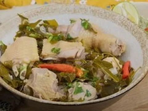 Đi chợ thấy nắm lá dại này nhớ mua ngay: Đem vò nát nấu với thịt gà, vị chua thanh cuốn miệng, ăn đến đâu sảng khoái đến đấy