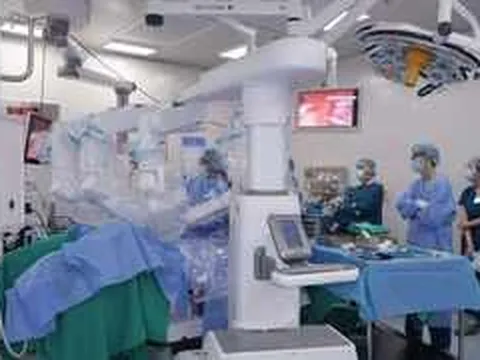 Lần đầu tiên bác sĩ từ Hà Nội trực tiếp phẫu thuật cho bệnh nhân ở Cần Thơ