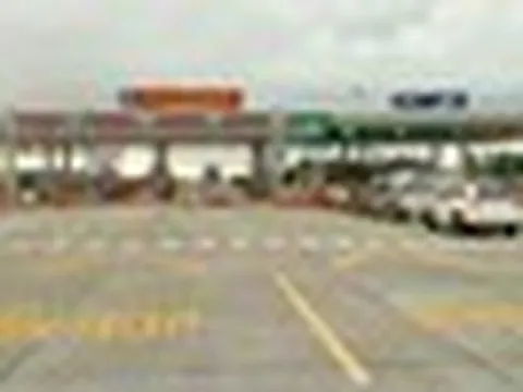 Lùi xe tại trạm thu phí trên cao tốc để xử lý sự cố có bị phạt nguội?