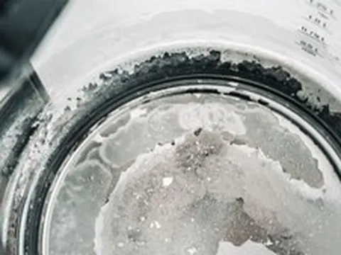Nước đun sôi xuất hiện cặn trắng có đủ an toàn để uống?