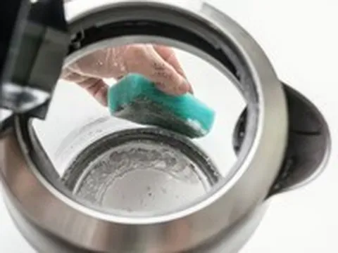 Ấm siêu tốc bẩn đến mấy cũng sạch bong nhờ 2 nguyên liệu rẻ tiền ai cũng có