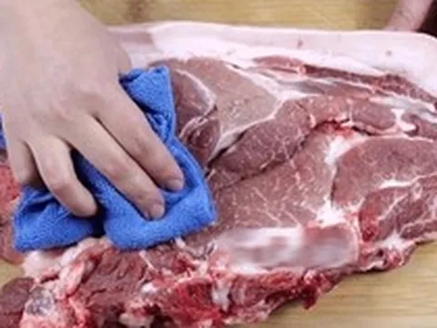 Vì sao người bán thường dùng giẻ lau phủ lên thịt lợn?