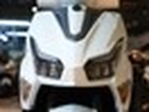 Đổ đầy bình chạy 400km, cốp rộng thênh thang, SYM ECHS 125 phả hơi nóng lên Yamaha FreeGo