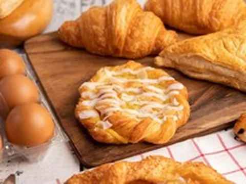 Người phụ nữ 50 tuổi bị loãng xương vì thường xuyên ăn bánh mì, bác sĩ tiết lộ 1 thủ phạm