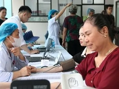 Ngày đầu người dân Hà Nội khám sức khỏe miễn phí ngay gần nhà
