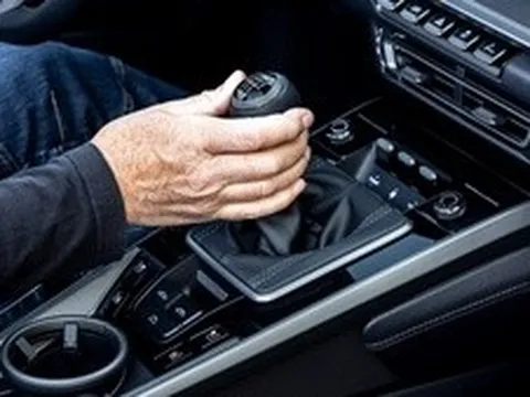 Lái xe số sàn có thể kích thích não bộ, giúp làm chậm lão hóa
