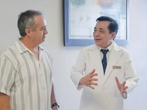 Bệnh nhân ung thư người Úc vượt nửa vòng Trái Đất về Việt Nam điều trị