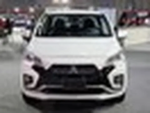 Ảnh thực tế Mitsubishi Attrage giá quy đổi từ 445 triệu đồng, bán gần sát Việt Nam: mặt trước hầm hố, có ADAS cạnh tranh Accent