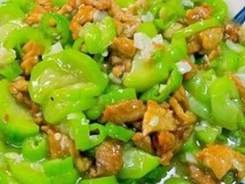 Cặp vợ chồng ngộ độc nguy kịch sau bữa tối, bác sĩ thở dài: Mướp, bầu, bí có 1 dấu hiệu ăn vào ngang "thuốc độc"