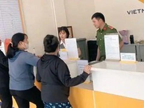 Phát hiện người phụ nữ SN 1954 rút 40 triệu đồng để giao dịch chuyển khoản, công an khẩn trương xác minh làm rõ