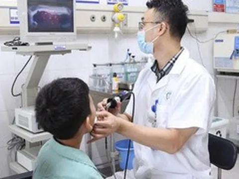 Bố mẹ chữa hóc xương cá bằng mẹo, bé trai phải nhập viện cấp cứu