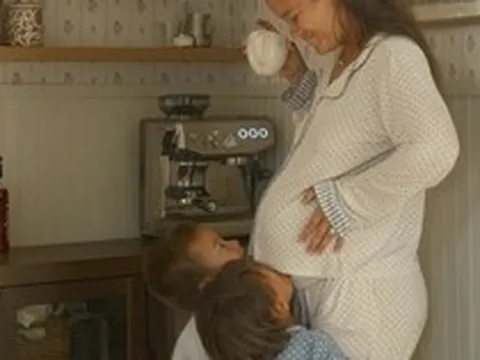 Sinh 1 con khiến phụ nữ "già" thêm 5 tuổi, nhưng sinh 3-4 con lại có thể sống thọ hơn: Khoa học nói gì về nghịch lý này?
