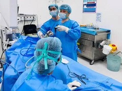 Uống nước lá cây để tan sỏi thận, nam thanh niên 'nuôi' khối sỏi san hô khổng lồ