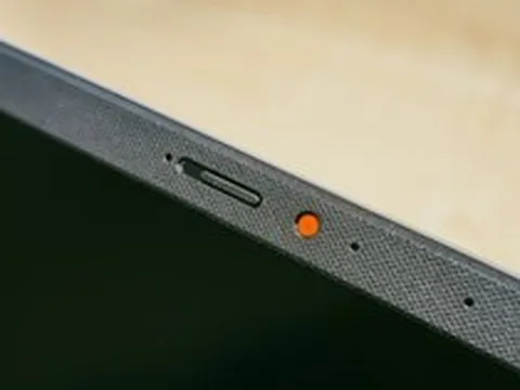 Chấm đỏ bí ẩn trên webcam laptop: Đừng vội hoảng sợ nghĩ mình đang bị theo dõi!