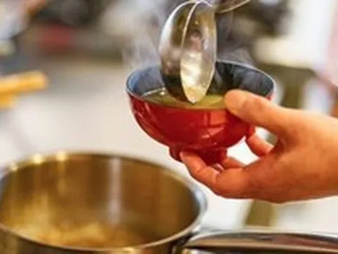Vì sao có người nấu cơm bằng nước luộc gà? Công dụng gây bất ngờ