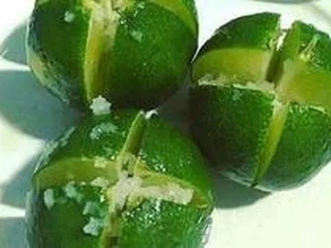 Vì sao ngày càng nhiều gia đình thích đặt đĩa chanh muối ở góc nhà?