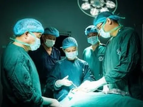 Vượt mưa trắng trời lúc 5h sáng, bác sĩ chạy đua 'giờ vàng' giữ khuôn mặt bệnh nhân