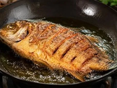 Mẹo rán cá vàng giòn, không dính chảo