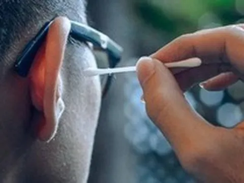 Lời khuyên cho người cứ ngứa là ngoáy tai