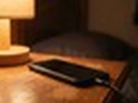 Sạc điện thoại khi ngủ, không để lên giường thì để đâu - Chuyên gia chỉ một chỗ an toàn, có cháy cũng không sợ
