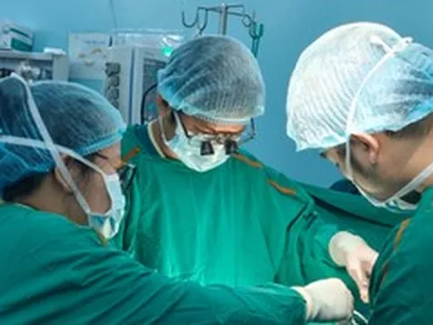 Dị vật kẹt 6 tháng trong cổ bé trai 6 tuổi, chèn ép khí quản