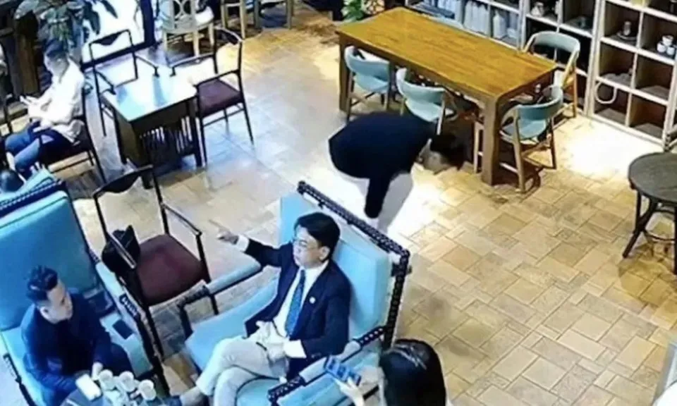 'Tổng tài' không thừa nhận ra lệnh đánh nhân viên quán cà phê